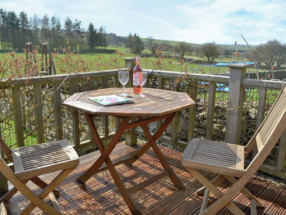 Sitting-out-area | Pinfold Cottage, West End, Elton