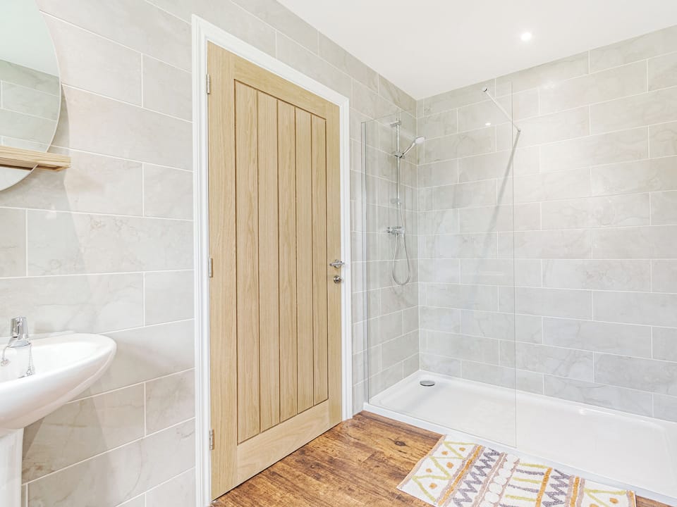 En-suite | Kings Lodge - Beech Farm Barns, Neatishead