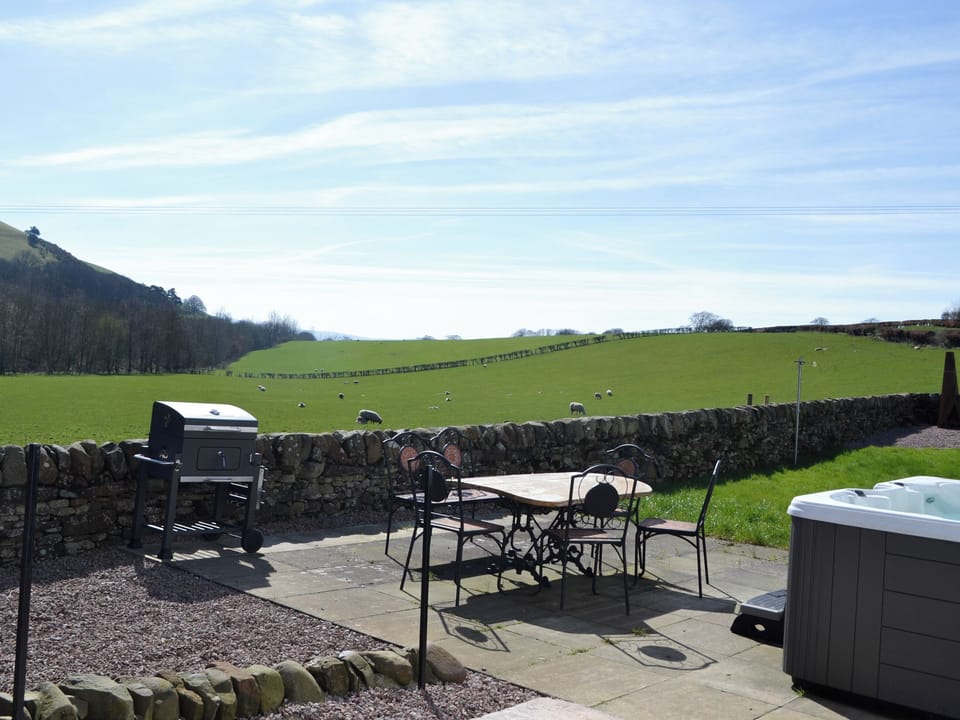 Hot tub | West Lanegate Farmhouse, Amisfield