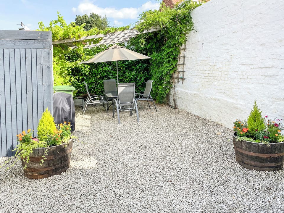 Sitting-out-area | Cozy Lodge, Barton-Upon-Humber