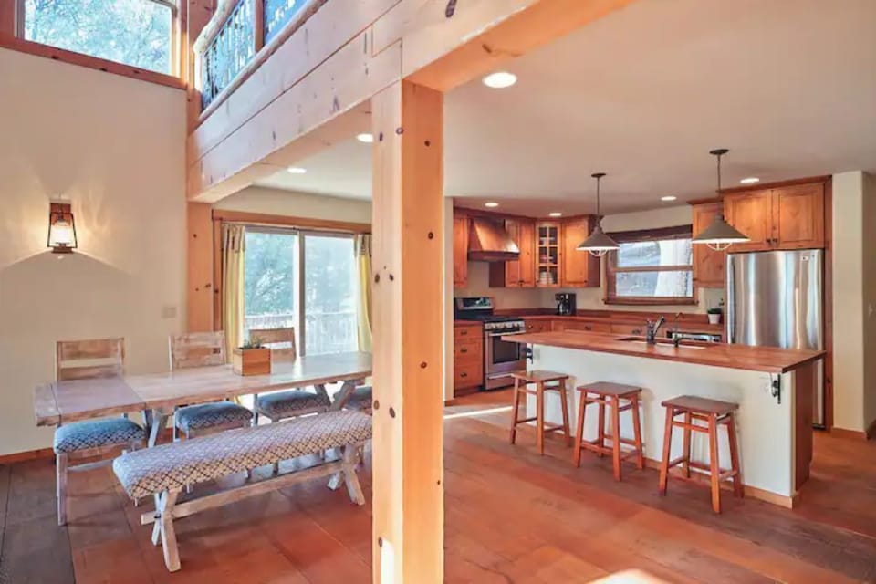 Enjoy your family meals at the dining table, kitchen island, or on the deck