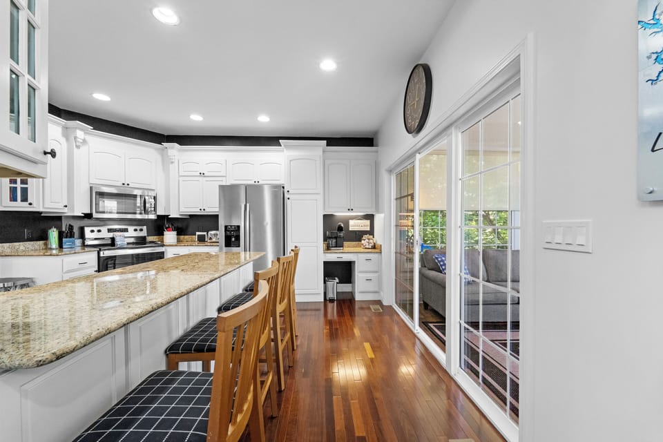 Kitchen with breakfast bar