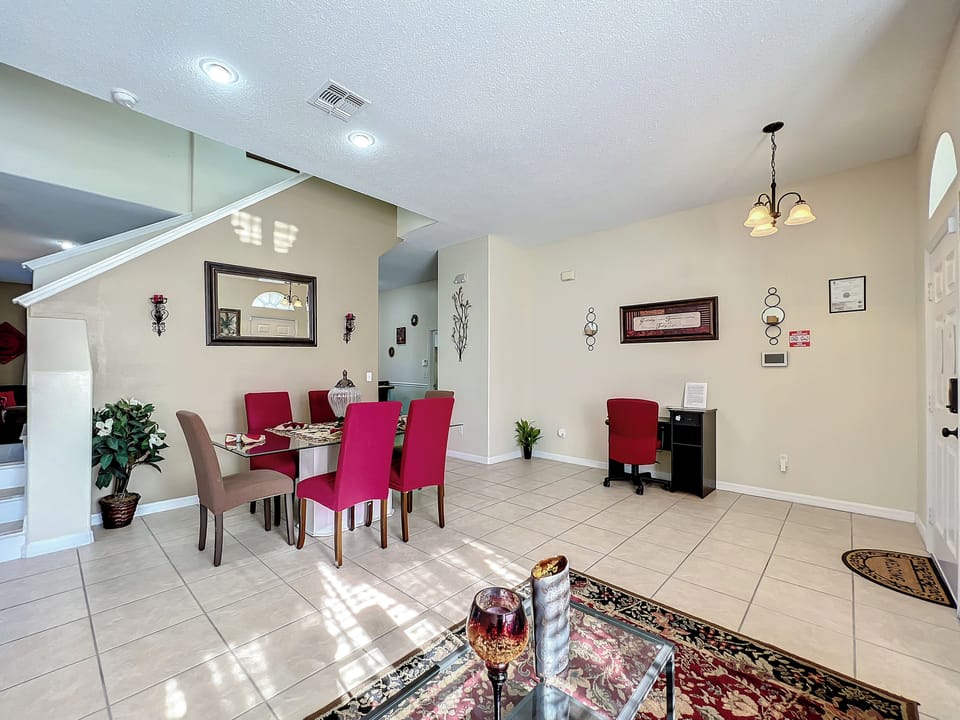 Bright dining area to enjoy home-cooked meals 🍽️