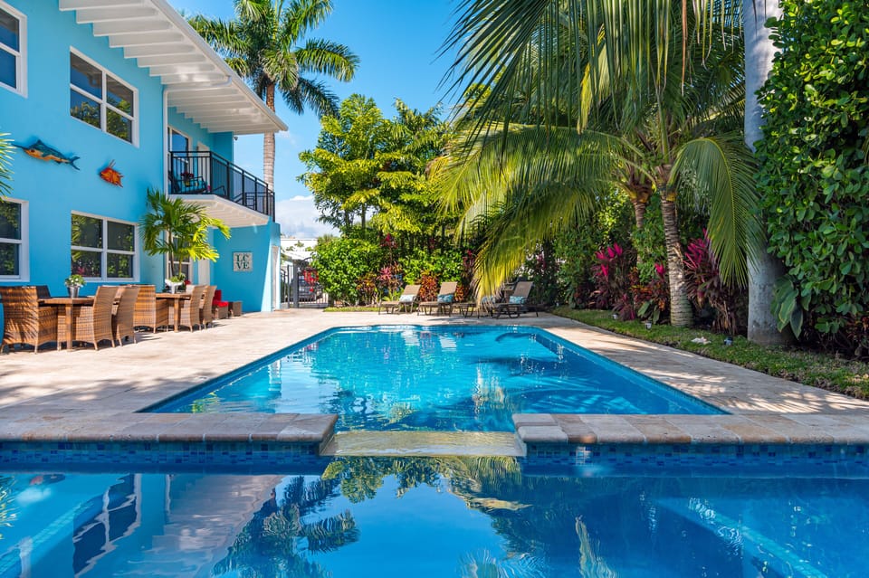 Pool & 10-Person Spa 