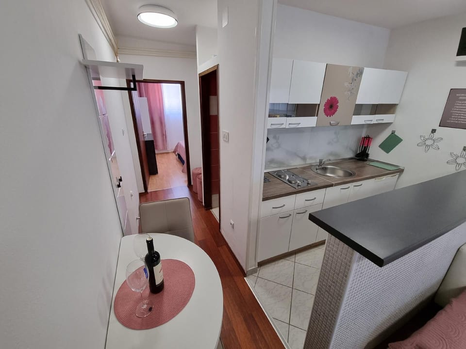 Kitchen area. kitchen