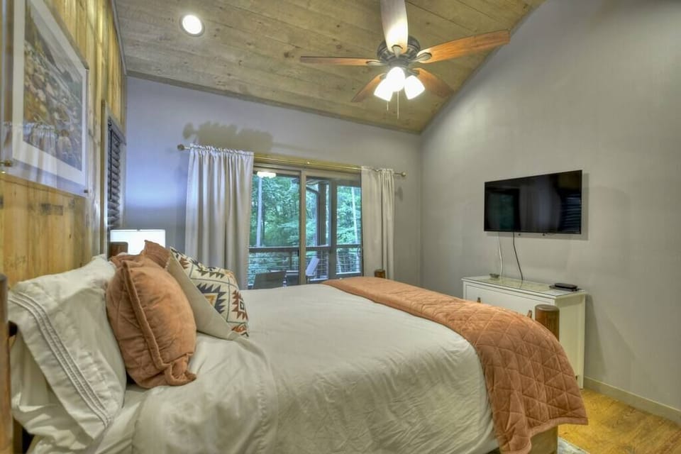 Queen bedroom