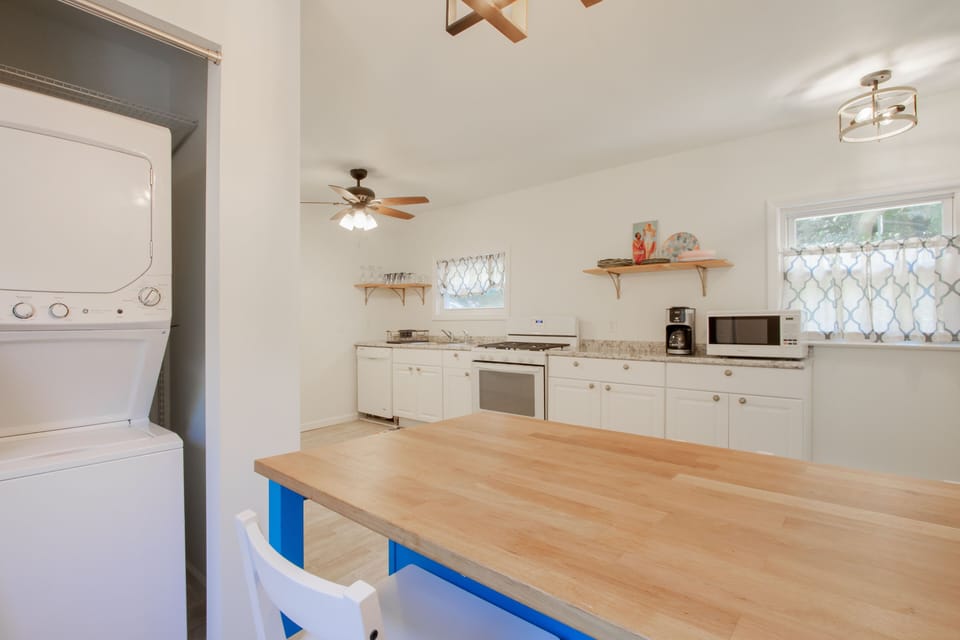 Kitchen Hightop table 4 seats and stackable washer/dryer