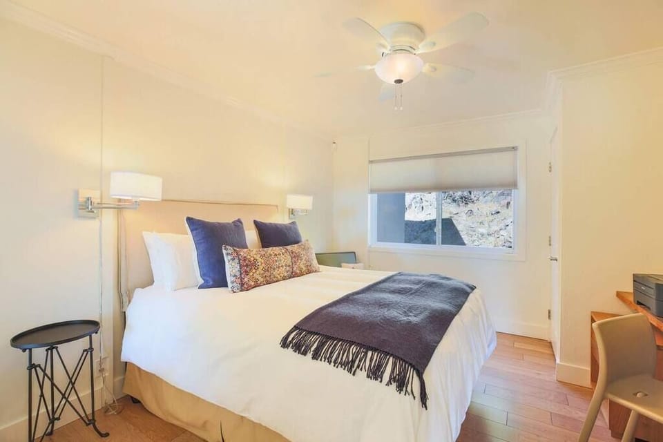 Guest Bedroom With Home Office Set Up