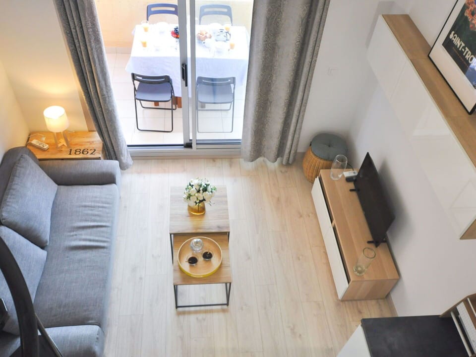 Property, Table, Interior Design, Comfort, Lighting, Couch, Building, Wood, House, Floor