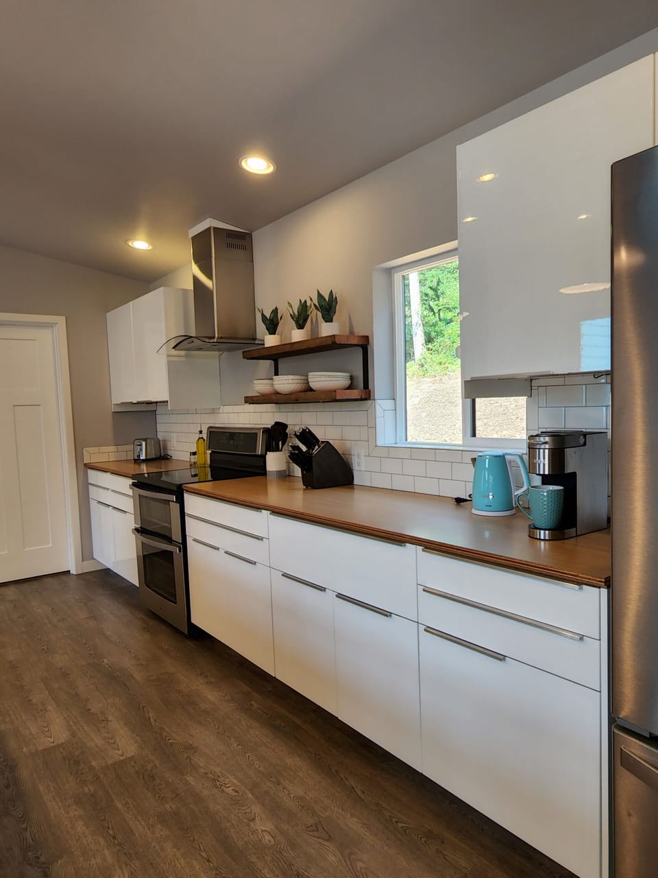 Well-appointed kitchen with Keurig coffee maker and electric tea kettle