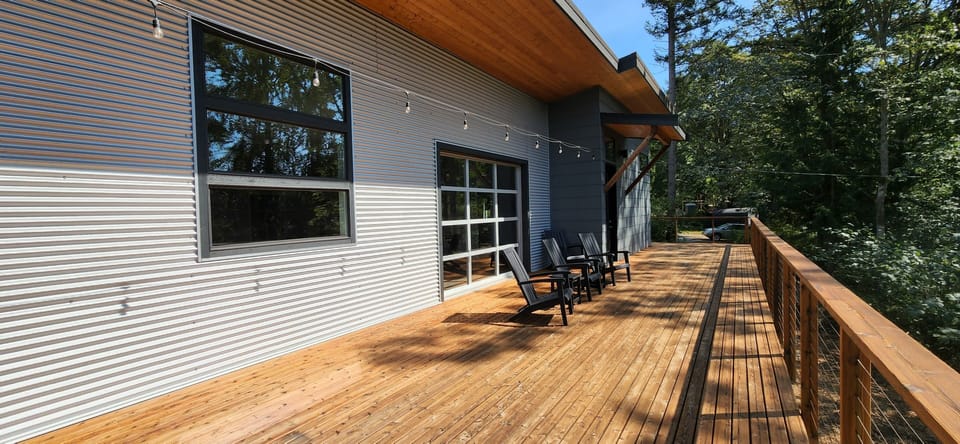Huge front deck to relax or entertain