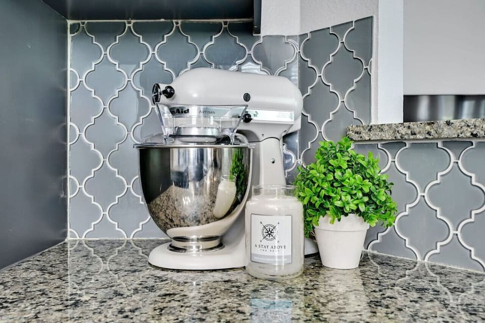 Silverwood’s well‑equipped kitchen includes a stand mixer and quality cookware, ideal for baking nights and longer Austin stays.