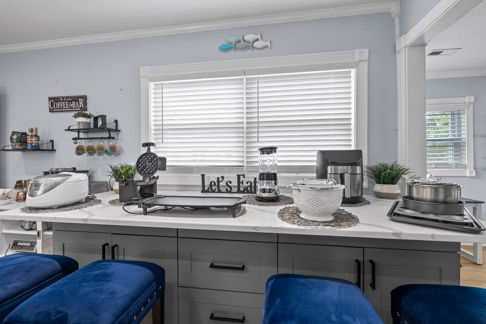 Fully Stocked Kitchen! Waffle Maker, Griddle, Rice Cooker, Bakeware, & Air Fryer