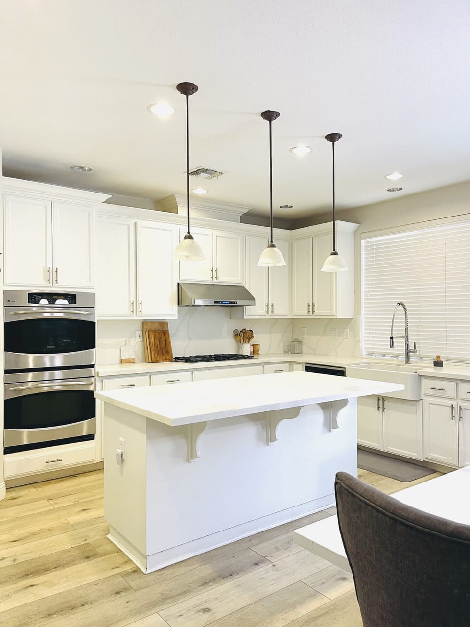 Full kitchen with double oven.