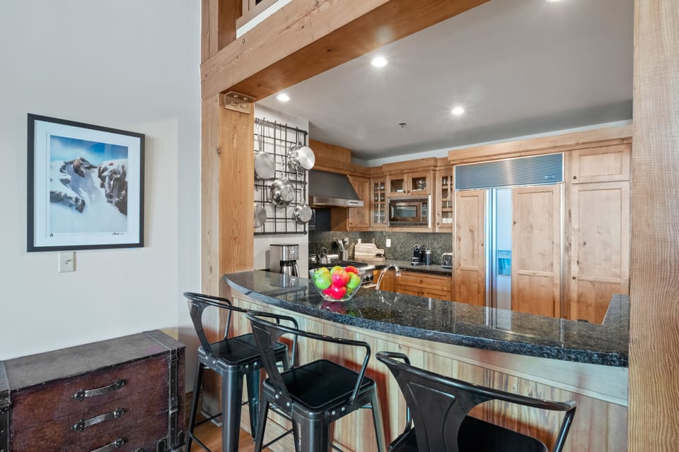 Kitchen w/ Breakfast Bar