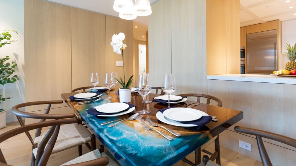 Dining area with seating for 6 at this gorgeous table!