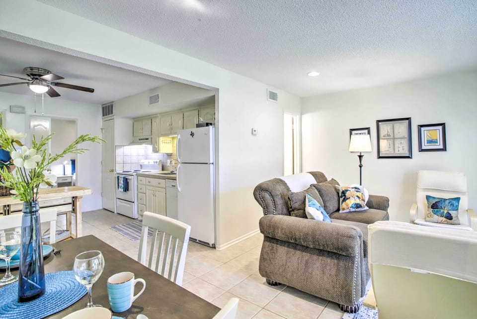 Living/Dining Room | 1st-Floor Unit | Free WiFi | Central A/C | Open Floor Plan