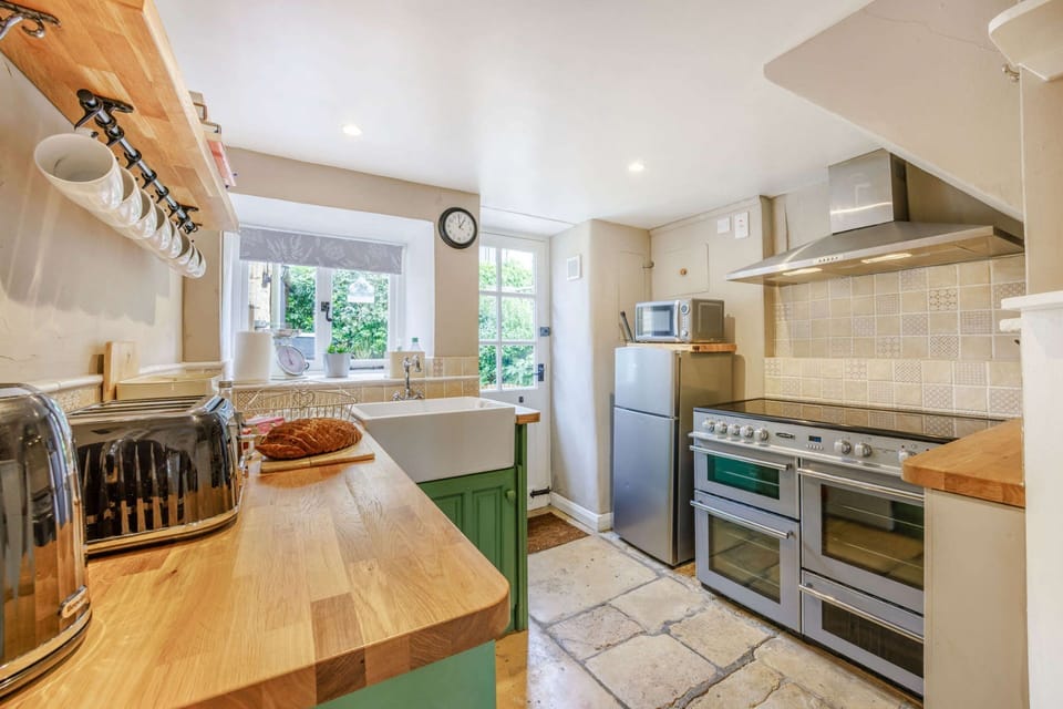 Little Mullions Kitchen - StayCotswold