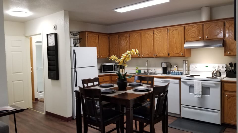 Kitchen & Dining