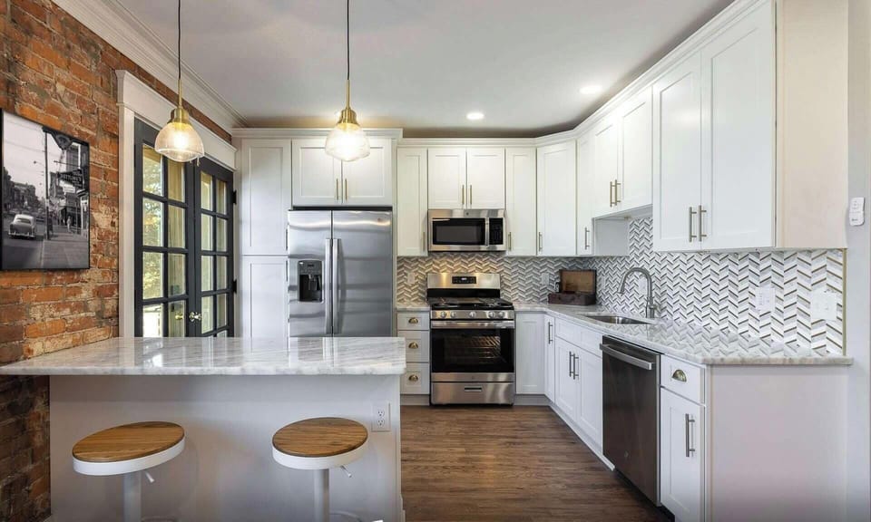 Fully equipped kitchen bar counter