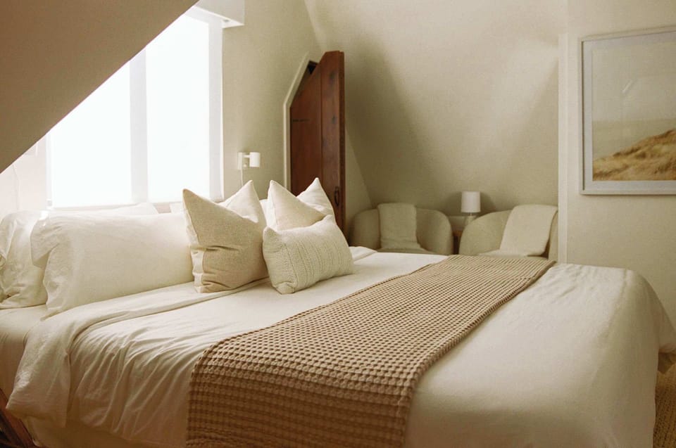 Retreat to ultimate comfort in our cabin's serene bedroom, boasting a luxurious king bed fit for a peaceful night's rest. ️