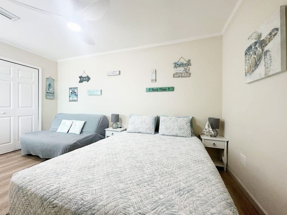 SPACIOUS BEDROOM WITH CLOSET : 1 Queen Size Bed + 1 Full Size Convertible Sofa