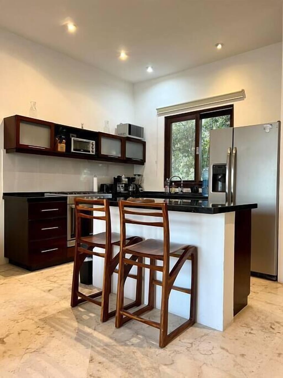 kitchen with dishwasher and eat at bar