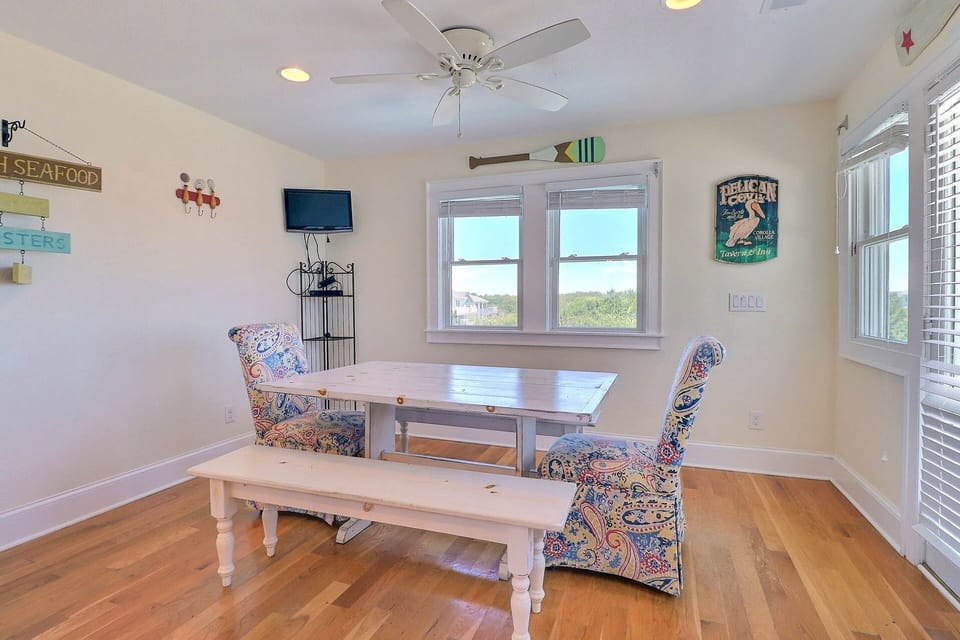 The nearby dining area seats 10 in addition to the bar, which seats 3, and the breakfast nook where two more of your party can enjoy a secluded meal with natural light and their own TV.