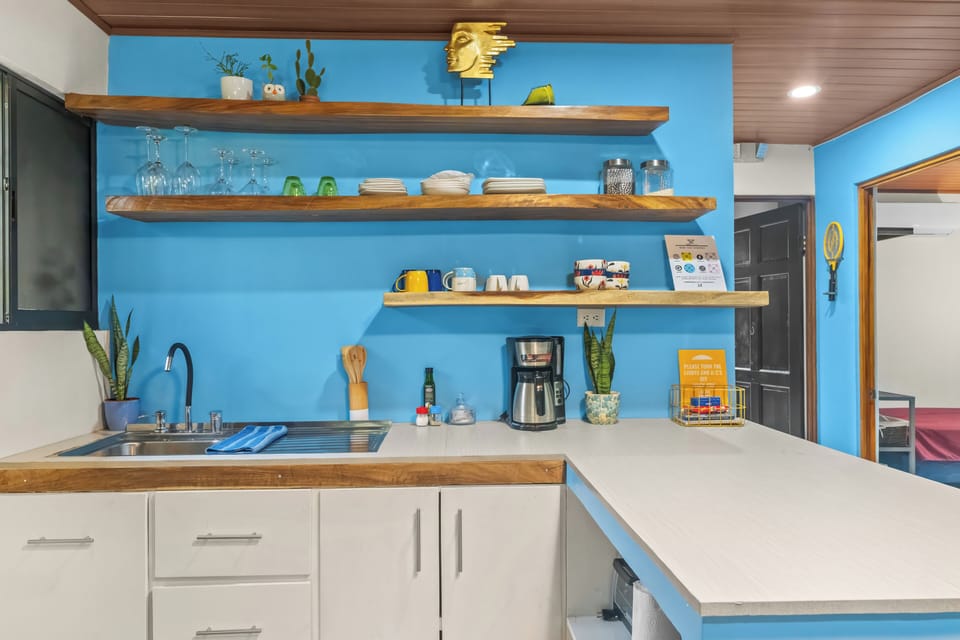 Great coffee machine and plenty of room to create or order food in from.
