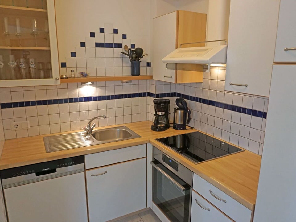 Cabinetry, Kitchen Sink, Tap, Countertop, Sink, Property, Plumbing Fixture, Furniture, Kitchen Stove, Kitchen