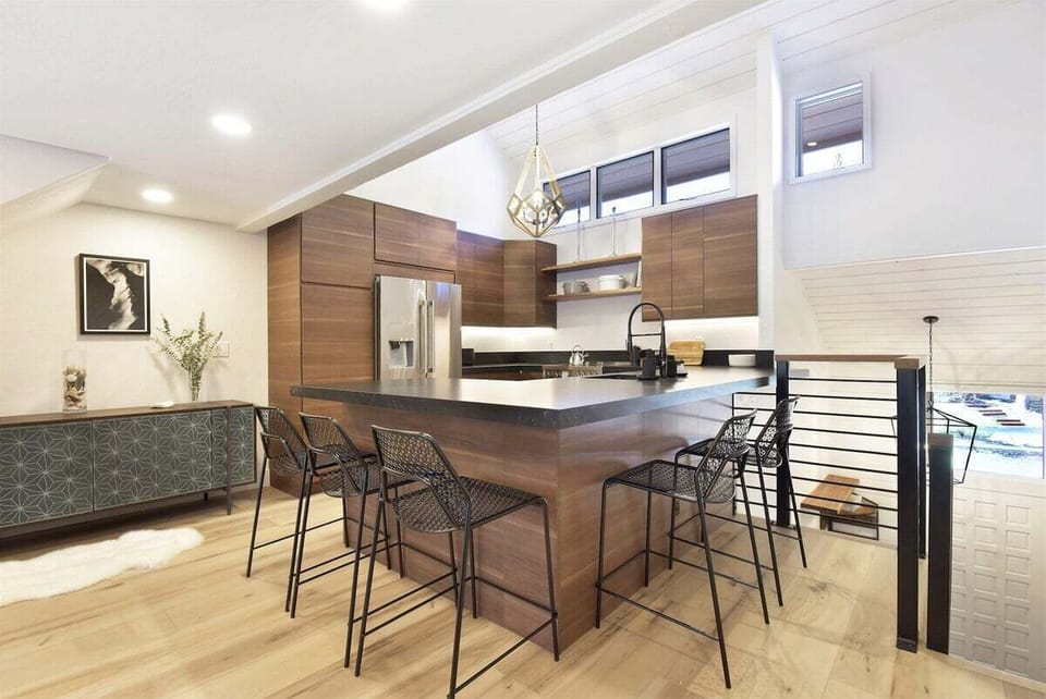 Snowcreek 460: Kitchen with Additional Bar Seating