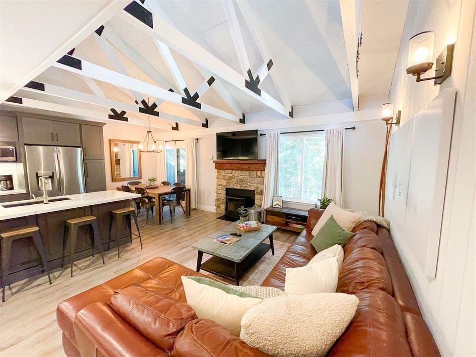 Seasons 4 140: Open Floor Plan Living Area