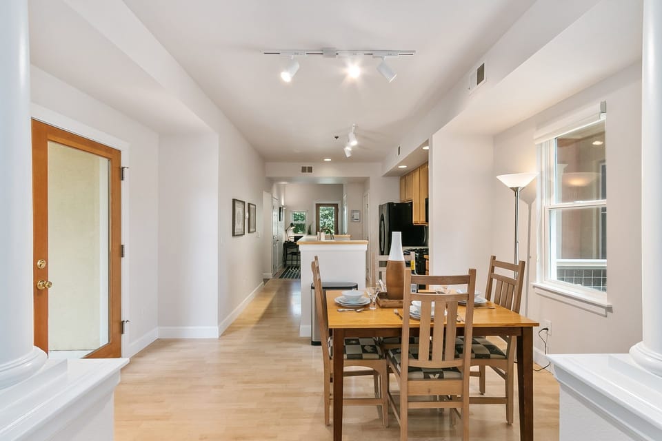 Dining Area | Seating for 4