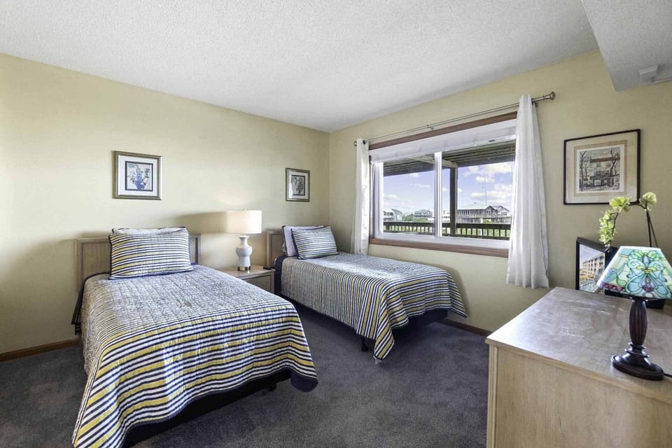 Surf-or-Sound-Realty-1048-Sea-Site-Heights-Bedroom-2