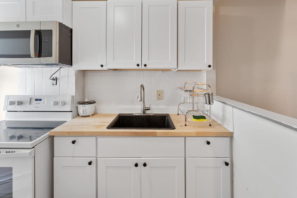 Updated Kitchen w/Kitchen Essentials (all you need is the food!)