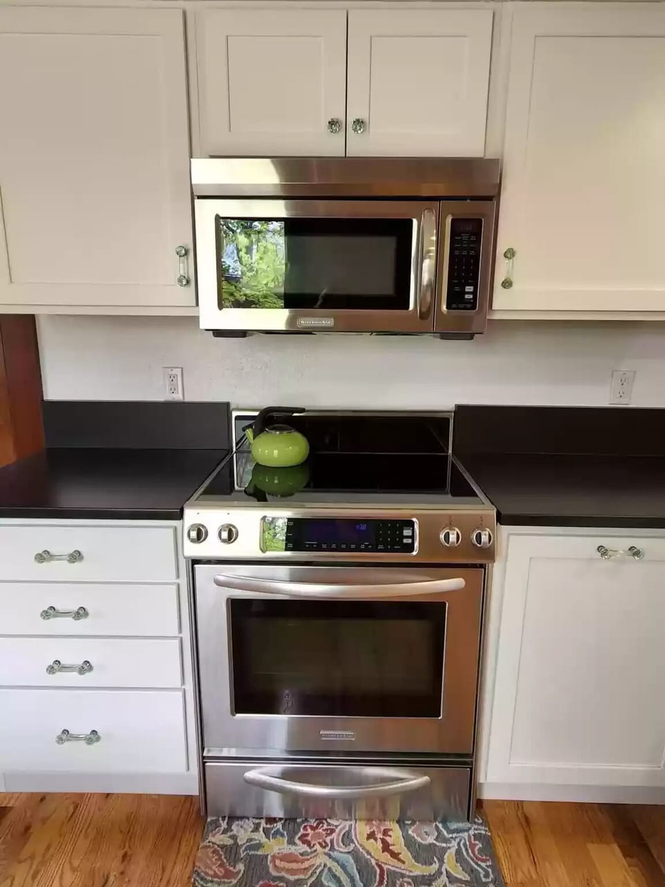 New stainless steel appliances throughout