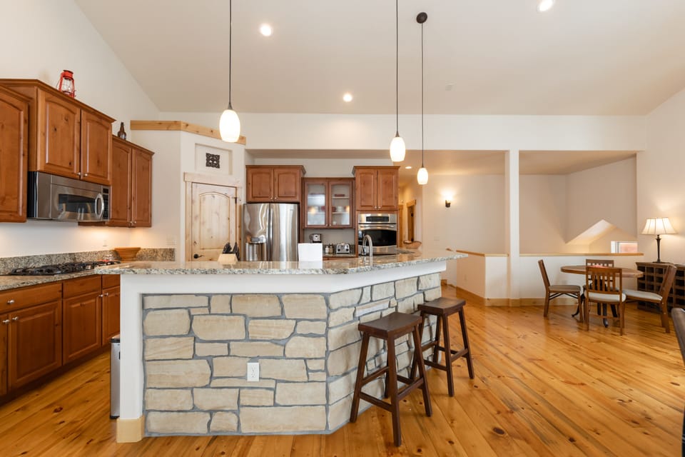 Fully equipped chef’s kitchen w/ 5-burner gas stove and brand-new appliances