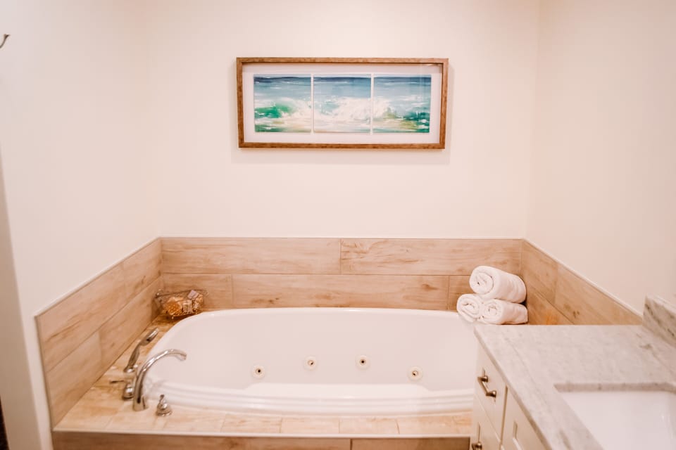 Large jacuzzi bathtub in the master bathroom