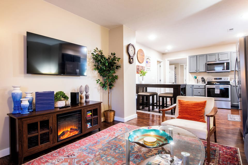 Open floor plan: Living Room, Full Kitchen and Dining Area