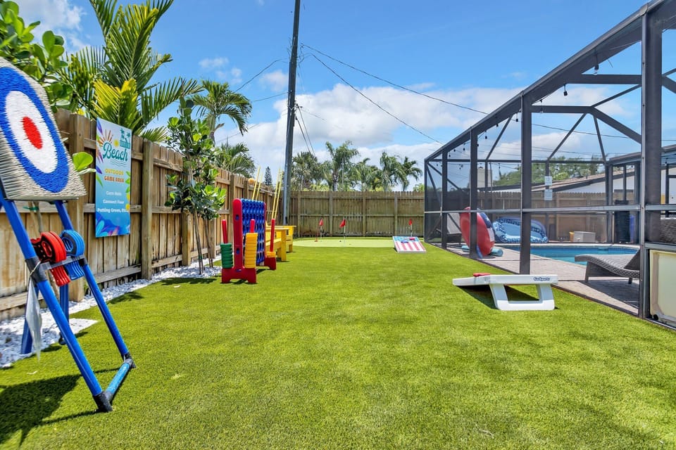 New Beautiful artificial turf game area