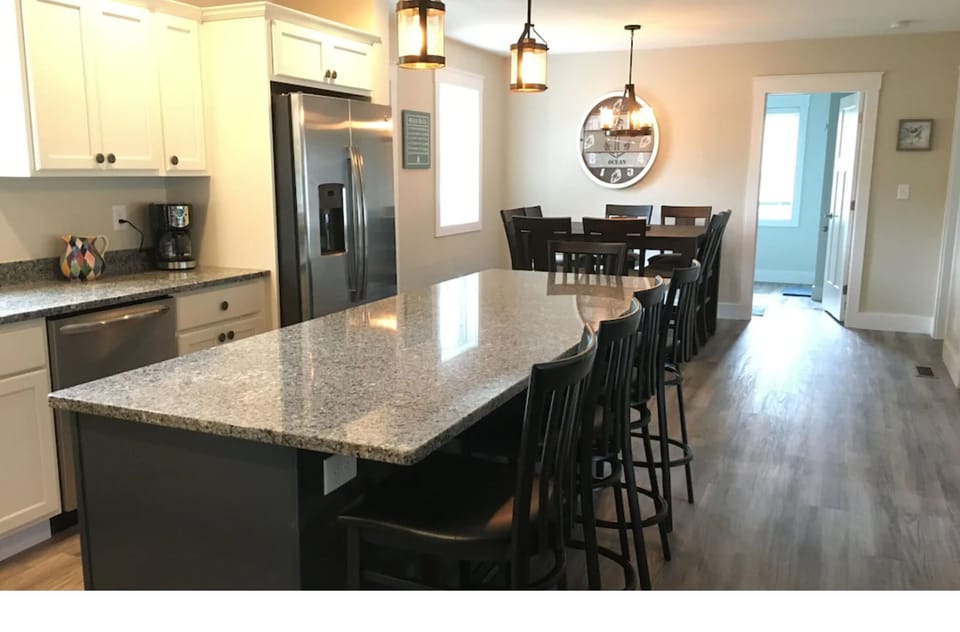 Huge island for preparing family meals and seating for 5