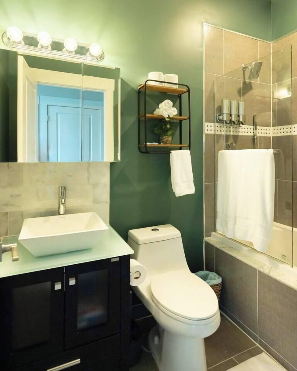 Full second guest bathroom!