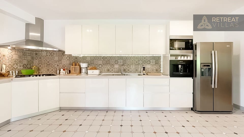 Fully equipped kitchen - big fridge/freezer with ice maker, microwave, gas stove