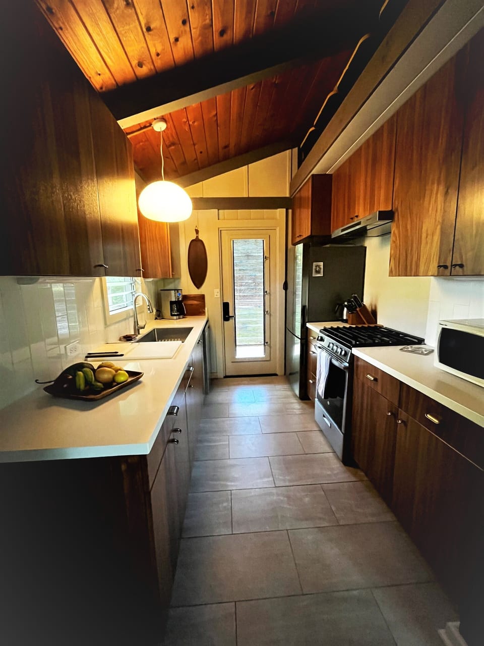Modern, well stocked, kitchen.