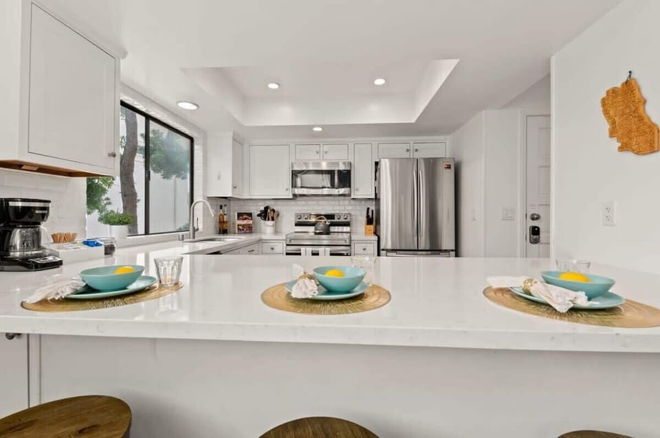 Fully equipped kitchen with seating
