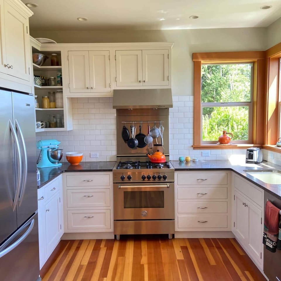 Kitchen with gas cooktop, electric oven and dishwasher.
