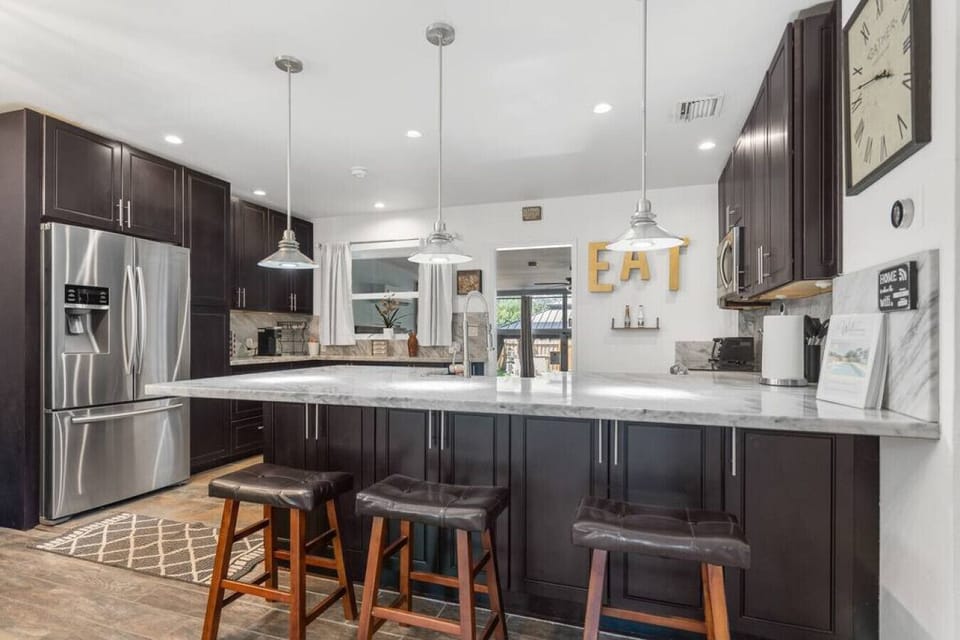 Freshly baked bread, the aroma of coffee filling the air, and a cozy corner to savor the simple pleasures. This kitchen counter is the heart of the home. ☕️