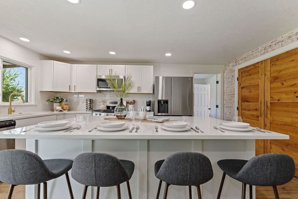 A massive quartz island seating 4 people