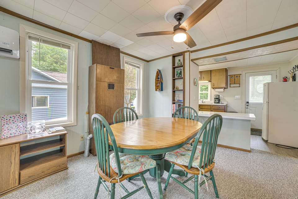 Dining & Kitchen Area | Open Floor Plan | WiFi