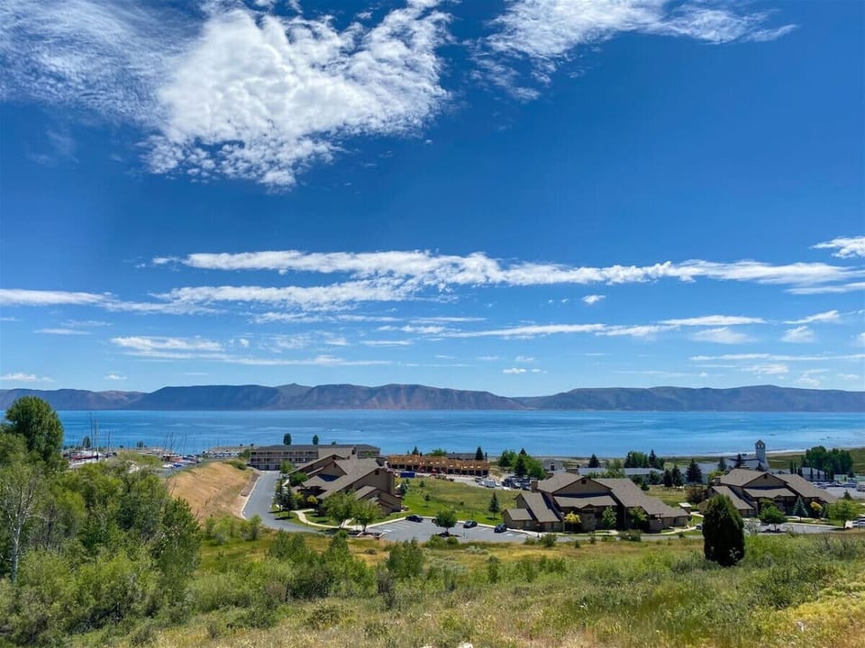 Breathtaking lake and mountain views—perfect for peaceful mornings or stunning sunset evenings.